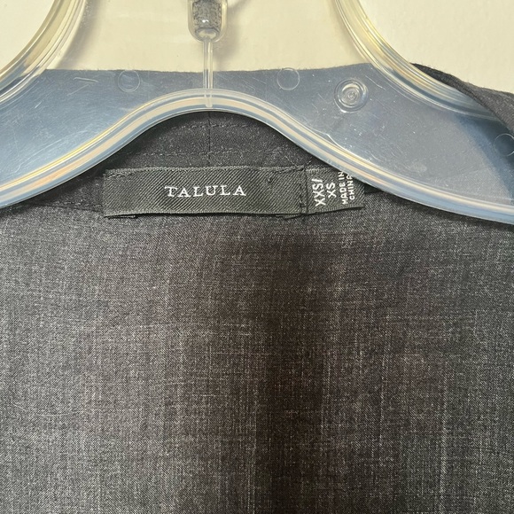 Beautiful ARITZIA TALULA floral kimono - Picture 3 of 9